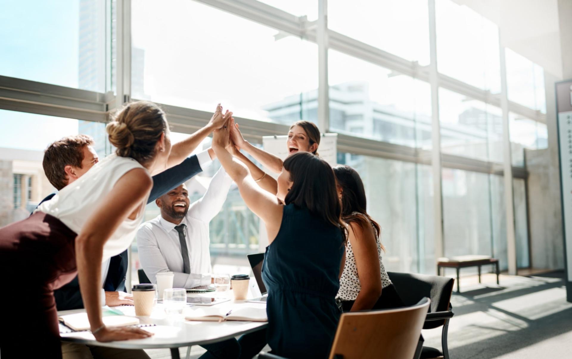 Modernes Bürogebäude in Mönchengladbach mit hellen Fenstern