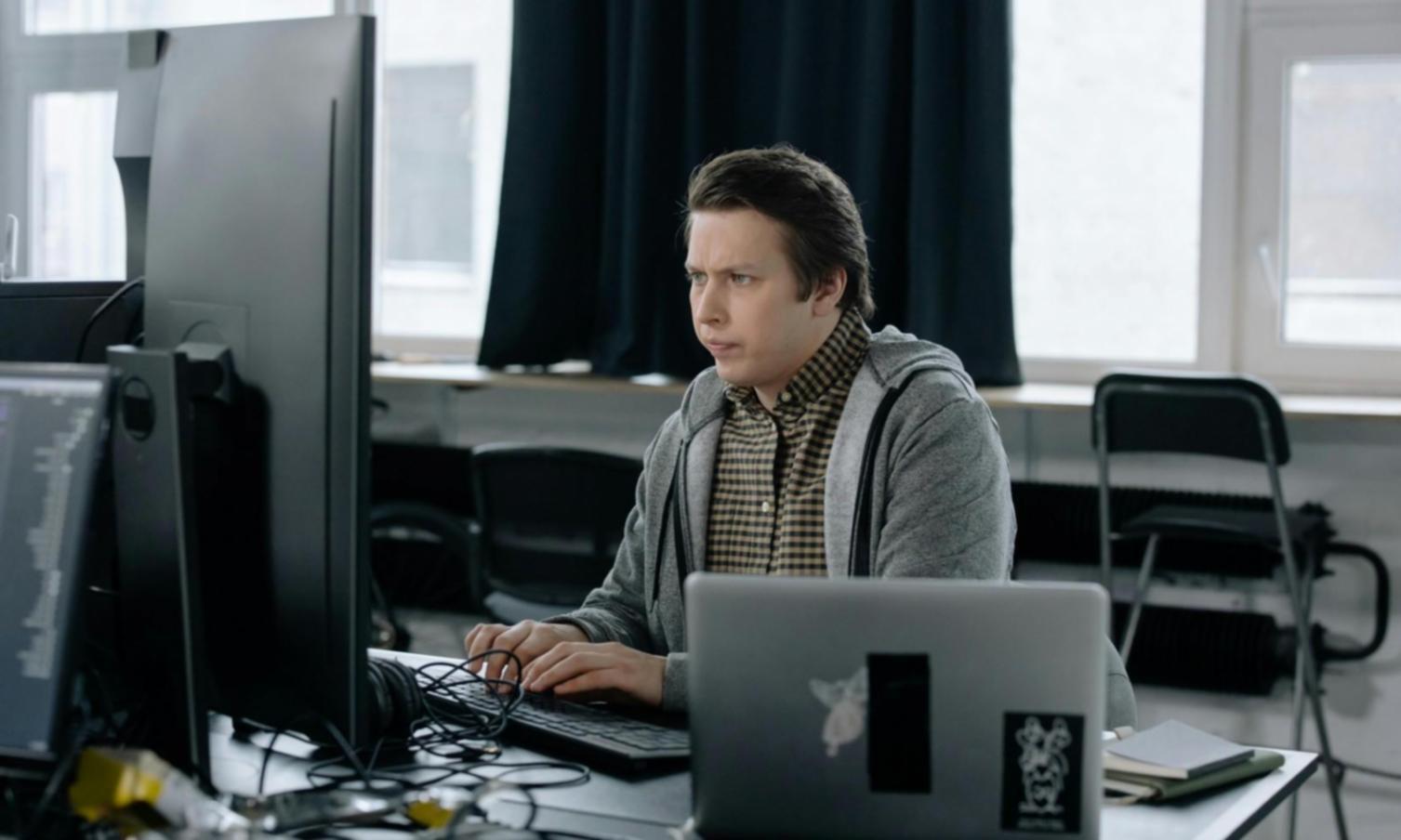 Studierende präsentiert ihre fertige iOS-App auf dem MacBook