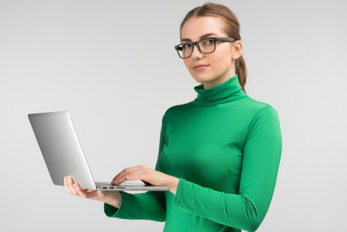 iOS Entwickler arbeitet an SwiftUI Interface mit mehreren Bildschirmen